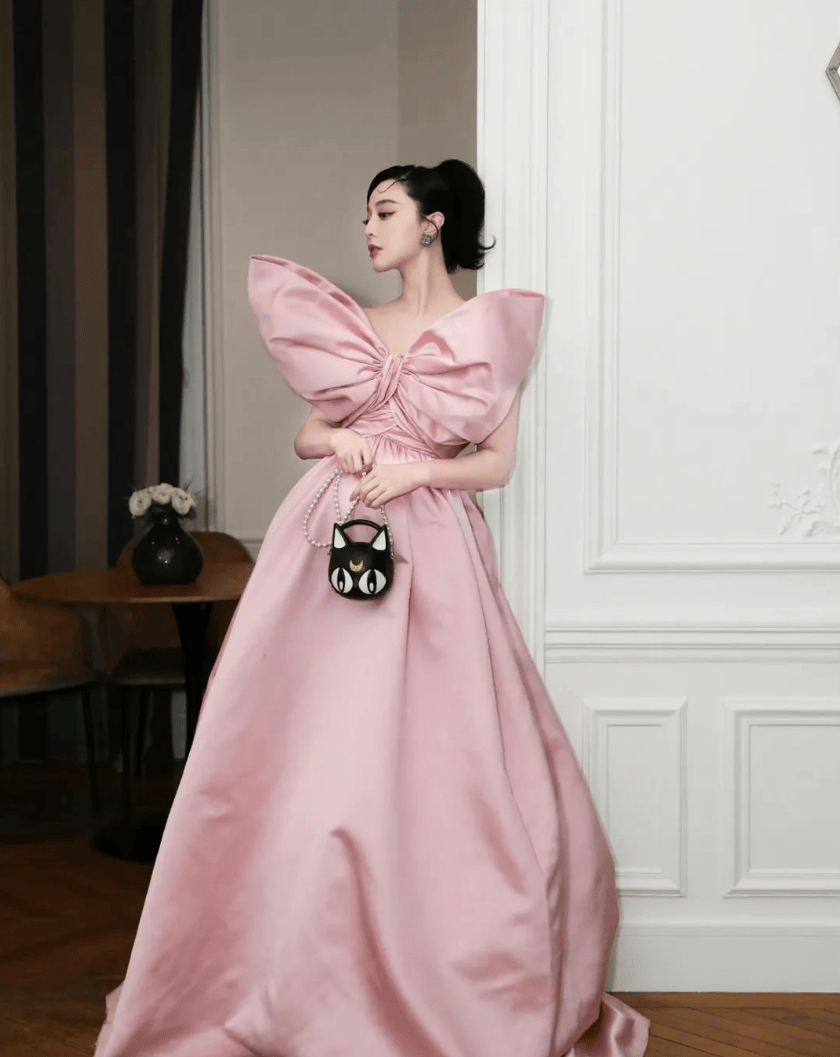 范冰冰在国外又封神胸前绑超大蝴蝶结变迪士尼小公主太娇嫩了