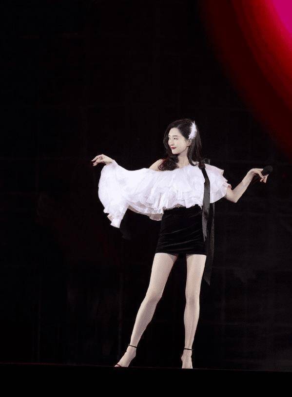 江疏影的"丝袜腿"火了,明明什么都没穿,却像穿了一样光滑