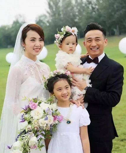 黄磊自曝将再办婚礼,隔空喊话孙姑娘,相爱30年依旧恩爱