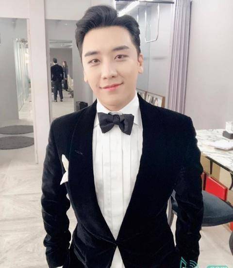 原创bigbang成员胜利社交账号分享西装照化身霸道总裁