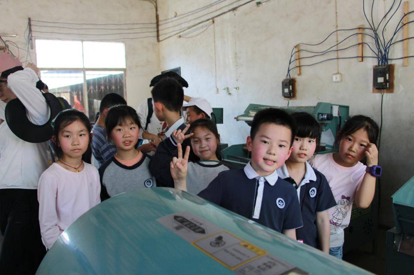 通过此次采茶课外实践活动,既让学生们在繁忙的学习中身心得到放松,也