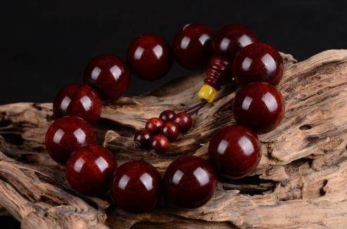 而小叶紫檀的产地多是热带和亚热带的原始森林,这样的生长环境,造就了