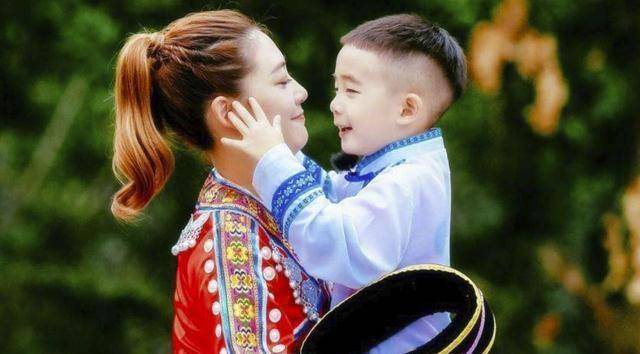 jasper终于上学了应采儿开心到模糊网友调侃过于真实亲妈无疑