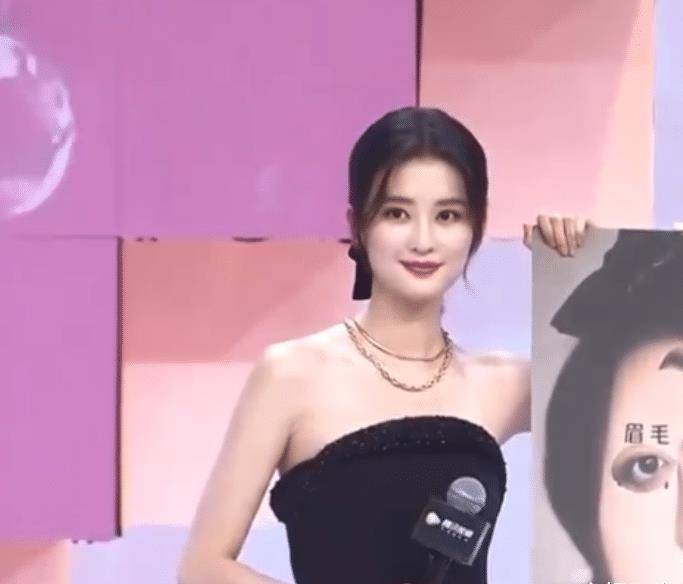 原创小风暴发布会乔欣胡一天互动超甜但我却注意两人生图颜值