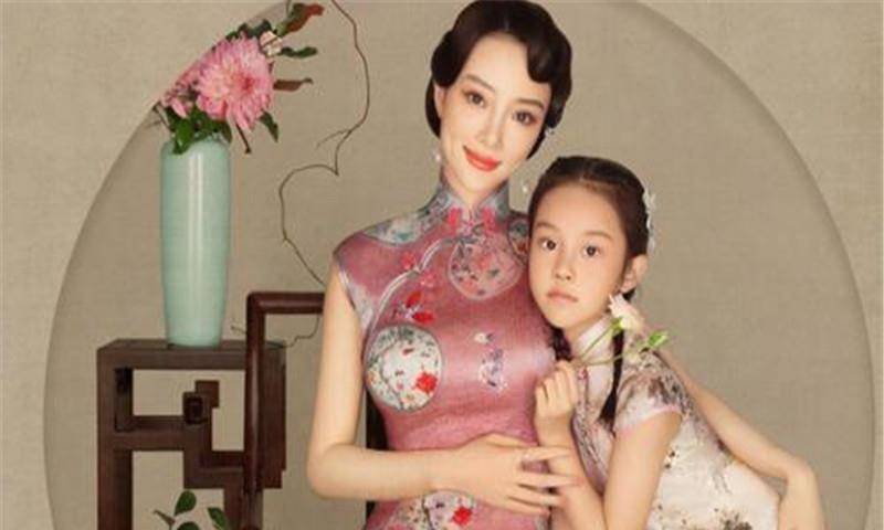 原创李小璐带甜馨游故宫身穿亲子装十分温馨长大后的甜馨很优秀