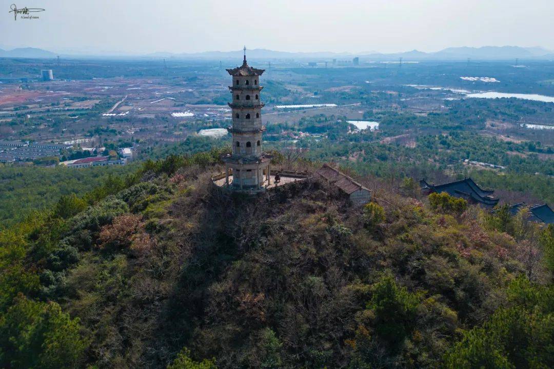 长兴z502路公交车可以直达山脚,到"仙山湖景区