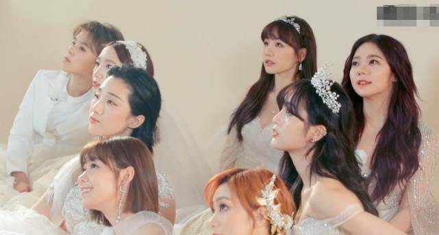 火箭少女穿婚纱拍合照有谁注意杨超越的站位瞬间全明白了