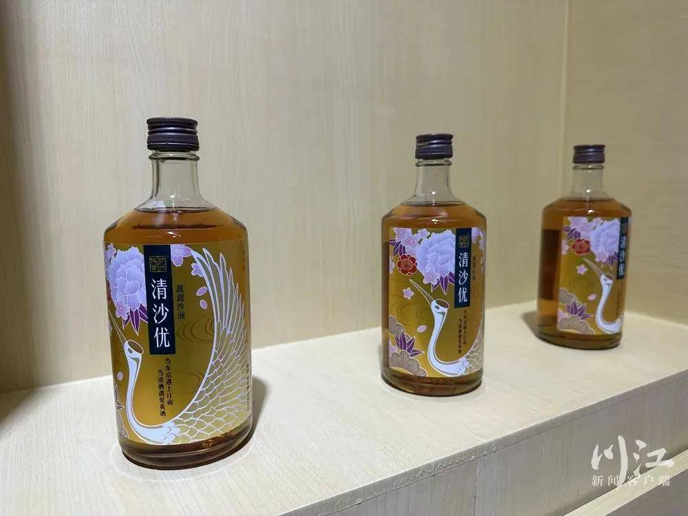 画着凤凰;图片来源于泸州日报记者 李荣泰 摄即墨老酒展出了一款红色