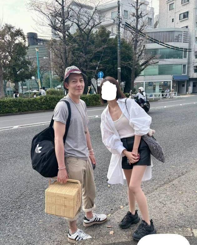 43岁陈冠希近照曝光皮肤黝黑老态尽显一家三口去日本野餐