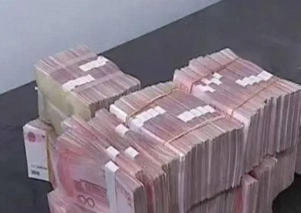 原创2015年俩小偷入室盗窃一掀床板发现162万巨额现金结果如何