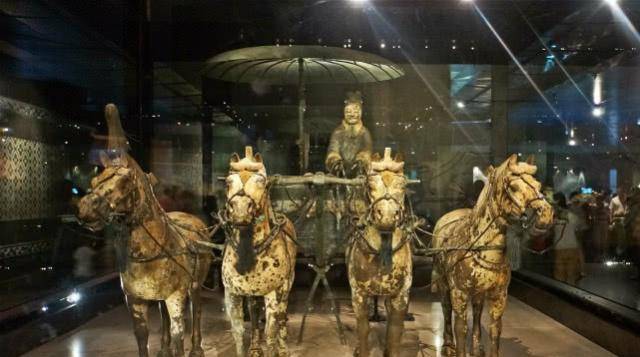 秦陵真有"活人俑"?出土一尊无头兵马俑后,揭开了千古谜题_秦始皇_秦俑