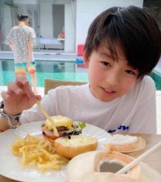 原创小林青霞晒二儿子照片眉目清秀比谢霆锋还要帅气