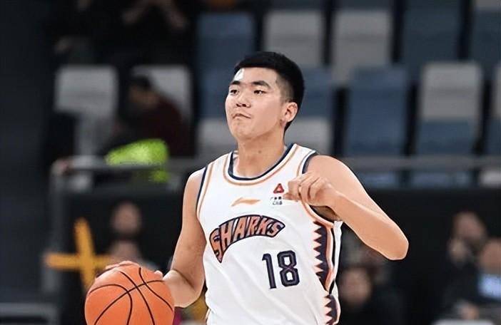 事实上,颜鹏飞是一位需要球权和持续上场时间的球员.