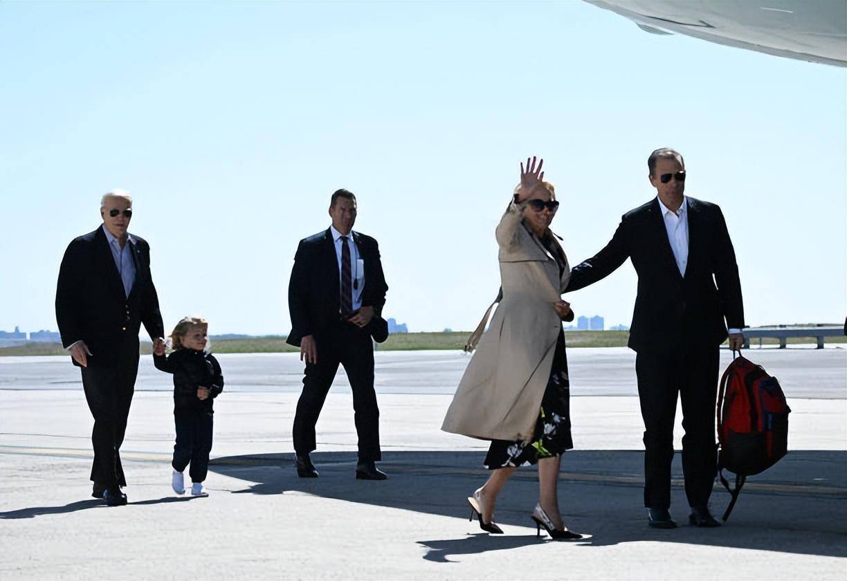 原创拜登一家子度完假归来春光满面的牵着3岁小孙子夫人白裙好美