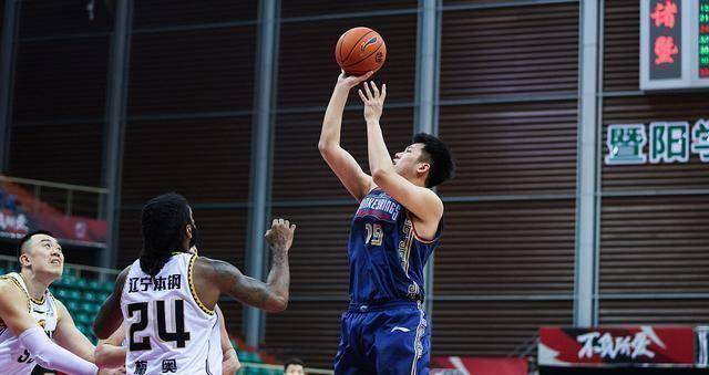 球员注册截止,大部分下岗球员都找到了新东家,当然包括贺天举,段江鹏