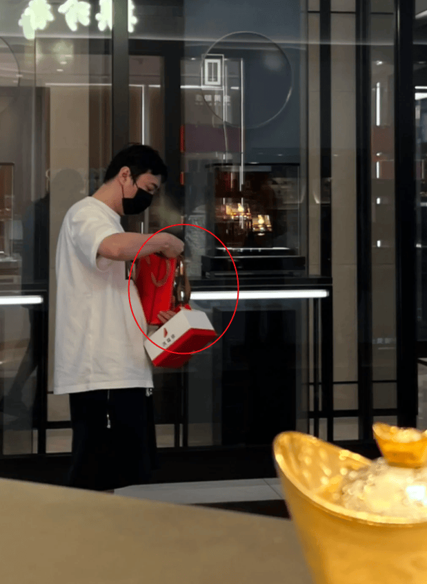 似乎是怕买包的途中等待时间过长,王思聪还跑去隔壁面包店买了三明治