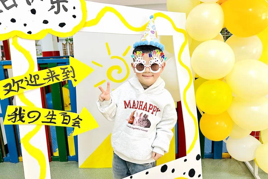 一个个可可爱爱的小朋友正在向我们走来,一起玩抓鸭子,赶小鸭小游戏