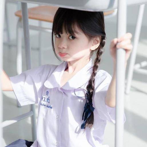 浑圆的大眼睛,挺立的鼻梁,红润的樱桃小嘴,妥妥的一副美人胚子.