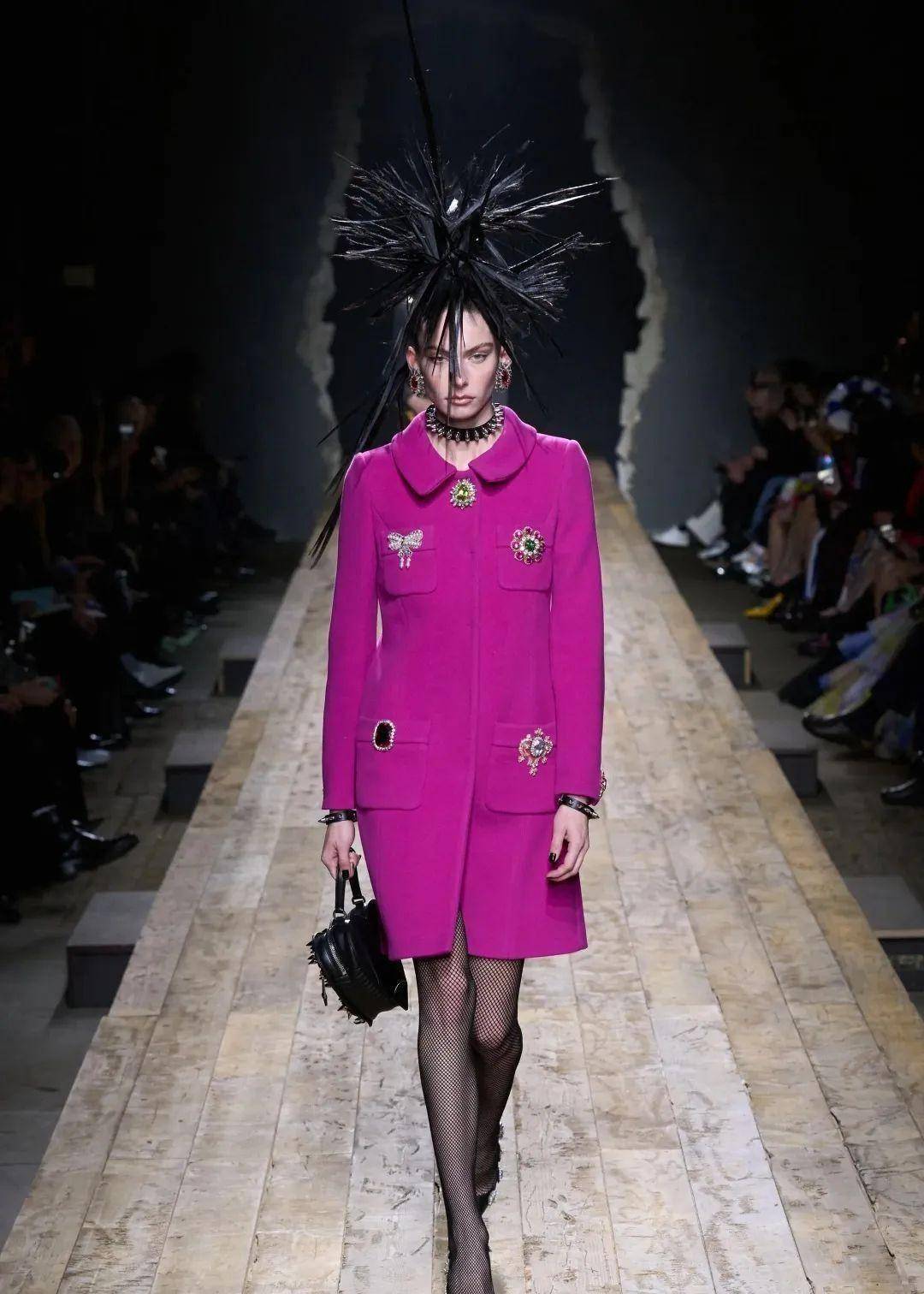 moschino2023秋季系列,充满机车朋克风,怪异又迷人!