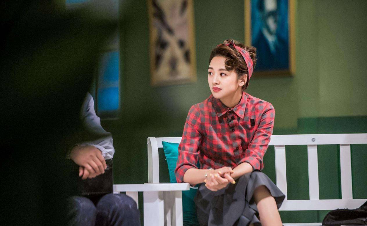 16岁出道被母亲当取款机公司逼迫整容今31岁却被何炅宠成公主