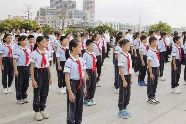 石碣举行我们的节日清明祭英雄活动