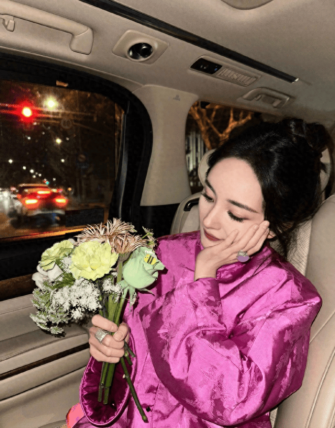 杨幂穿新中式粉色外套显雍容托腮垂眸举花美艳动人