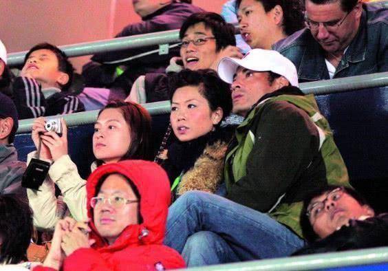 原创tvb男星开保时捷跑车去菜市场买肉买菜轻车熟路街坊都认识他