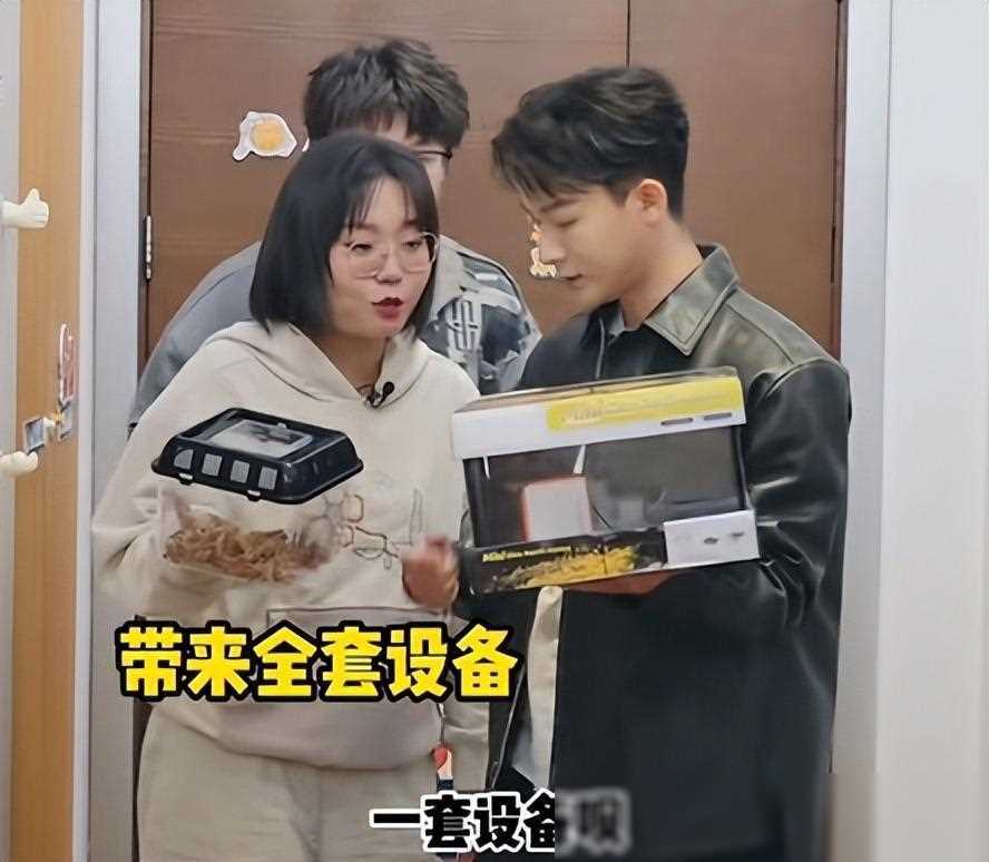 张晚意送乌龟给李雪琴与毛不易售价4000元并叮嘱需归还
