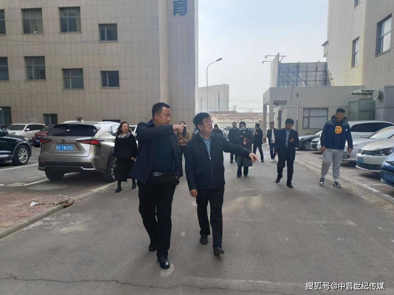 张家口职业技术学院党委书记冯印涛一行到全季体育集团调研交流