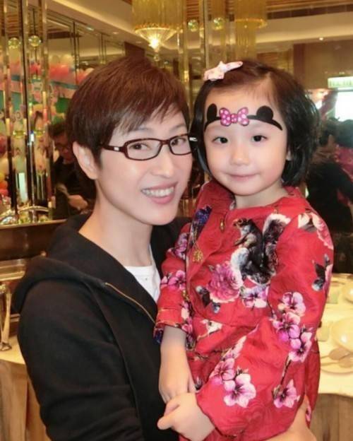 陈法蓉多年不婚和老父亲相依为命昔日港姐为何成为不婚族