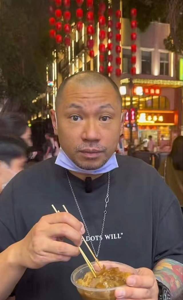 tvb男星金刚广州游玩大口吃路边摊不顾形象与路人合影无架子