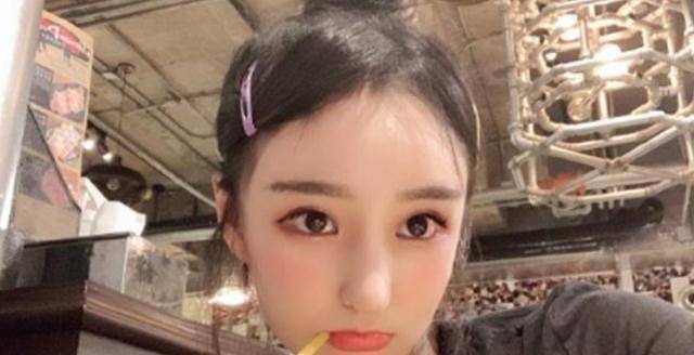 原创uzi喜获胆大男友称号曝女友素颜照他们的颜值其实很般配