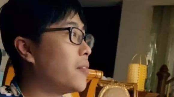 原创uu妹晒卢本伟近照狒狒变鹌鹑显得格外老实差点没认出来