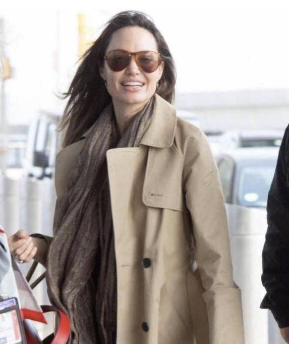 安吉丽娜·朱莉气质太高级,简单穿风衣配围巾出街,气场开挂_穿着_旅行