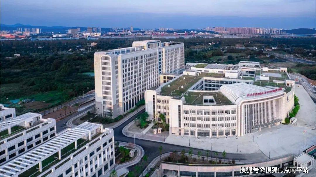 科技创新,高端产业从业人员超10万人;同时区域重点打造的丁字湾片区