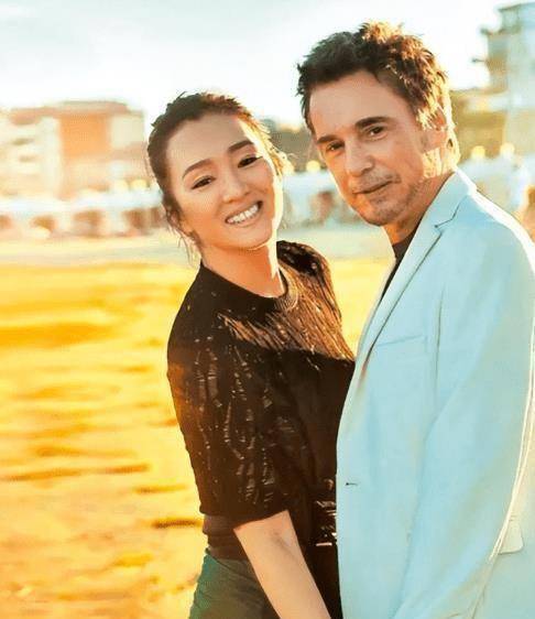 原创原创57岁巩俐曝近况满面春风身材完美如少女5个高大保镖身边紧随