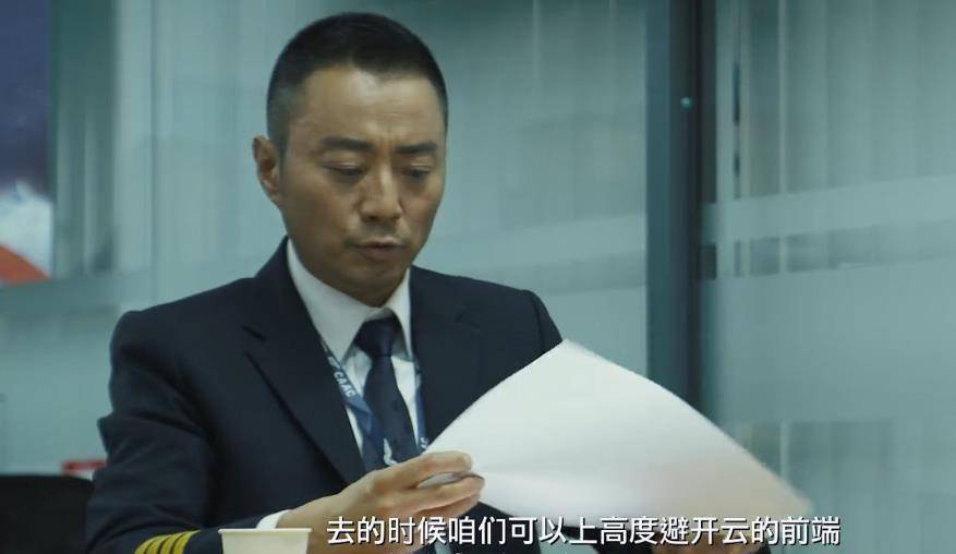 中国机长原型刘传健34分钟紧急迫降救128人亲历者含泪感谢