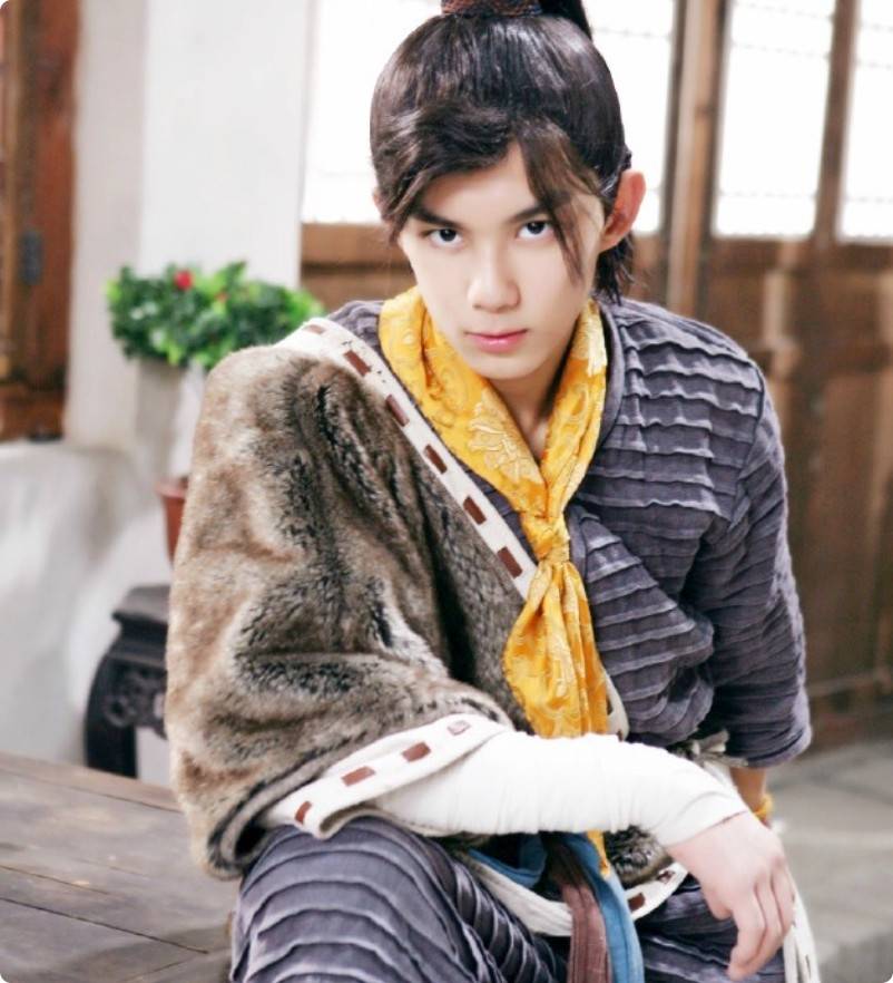 这一版故事更简单,情节更轻松有趣,剧情连贯性虽然不足,但是吴磊稚嫩