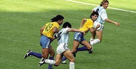 老球迷有印象的话,1990年世界杯上阿根廷对阵巴西,脚踝受伤的马拉多纳