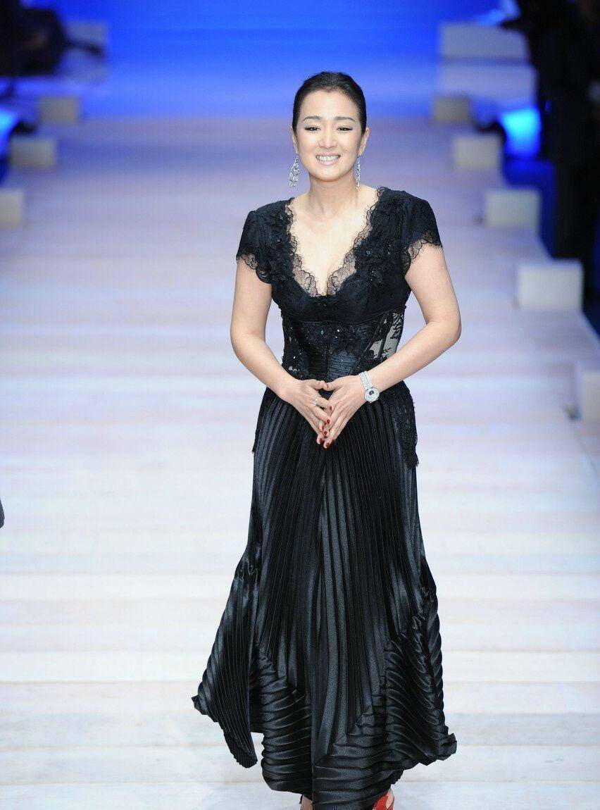 原创54岁巩俐经历了什么穿短裤露肚腩女神形象全无71岁老公成亮点