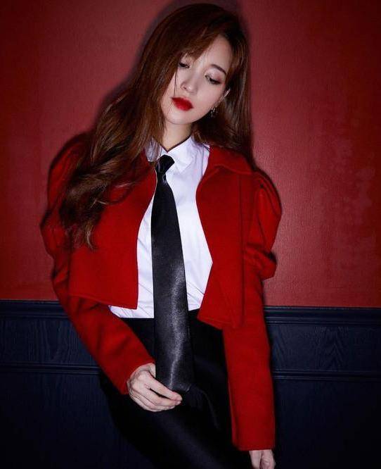 金莎穿包臀皮裙长筒靴,露出了肩膀和手臂,连腋下的赘肉都能看到_金沙