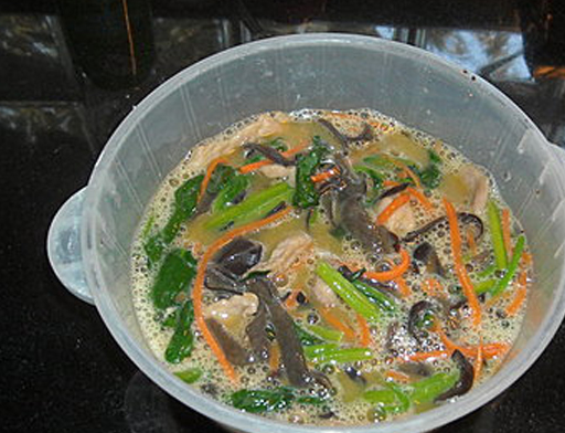 另取一锅子,加热2t的油(油温要稍微高一点),倒入木须蛋液,用锅铲翻动