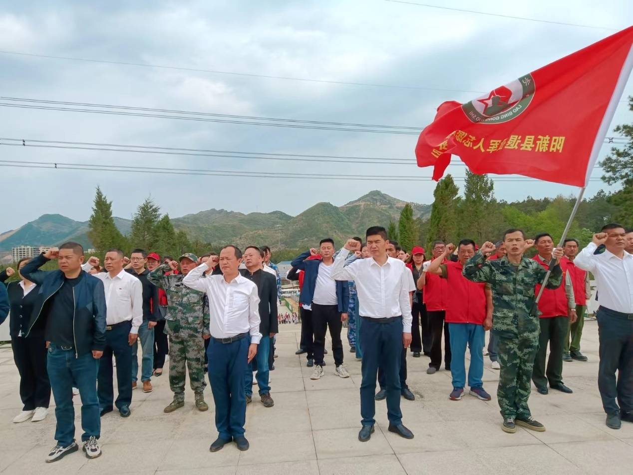阳新县退役军人事务局党组书记,局长柯良缓步走上前,仔细整理花篮挽联