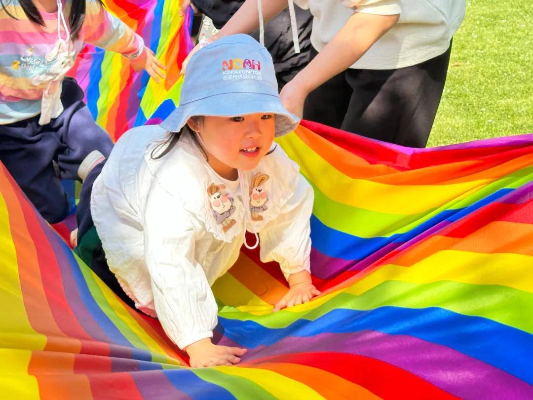 01奇妙溜溜布春日的暖阳映晒着小朋友们童