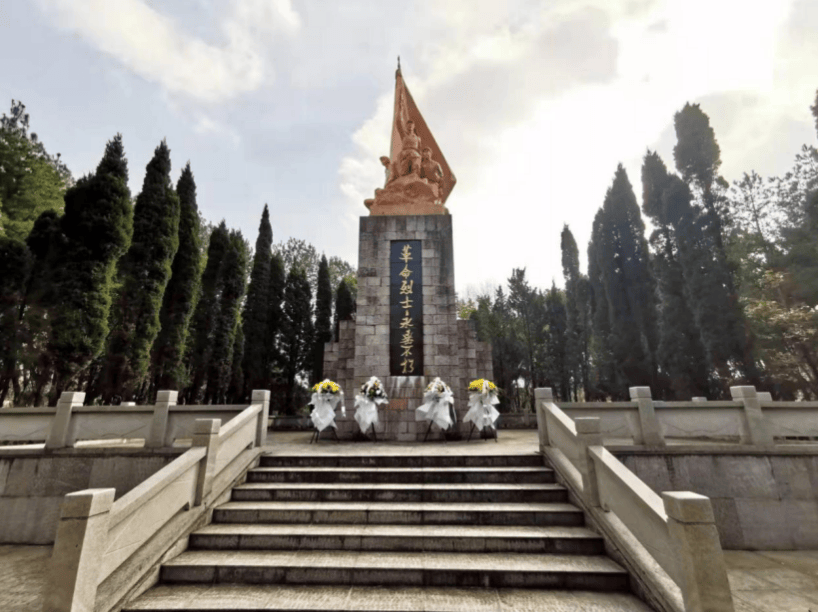 路)凤山革命烈士陵园始建于1950年,位于贵阳市南明区武警总队医院后山