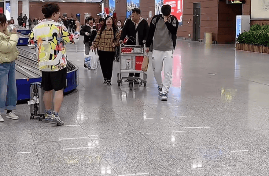 原创辽篮回沈阳大韩宠金金弗格奇葩装扮杨鸣2将独处众人签名