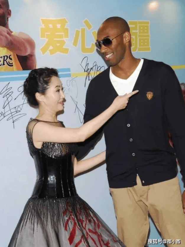 穿纱裙差点撑爆,科比害羞不敢低头看_黑色_女人_造型