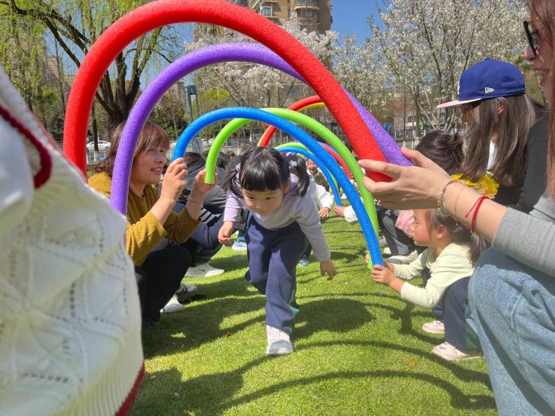 亲近自然拥抱春天嘉兴庆安幼儿园户外探春徒步活动