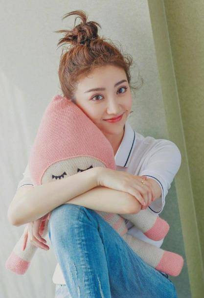 景甜太大胆,"肚兜外穿"让人眼前一亮,网友:估计张继科后悔了