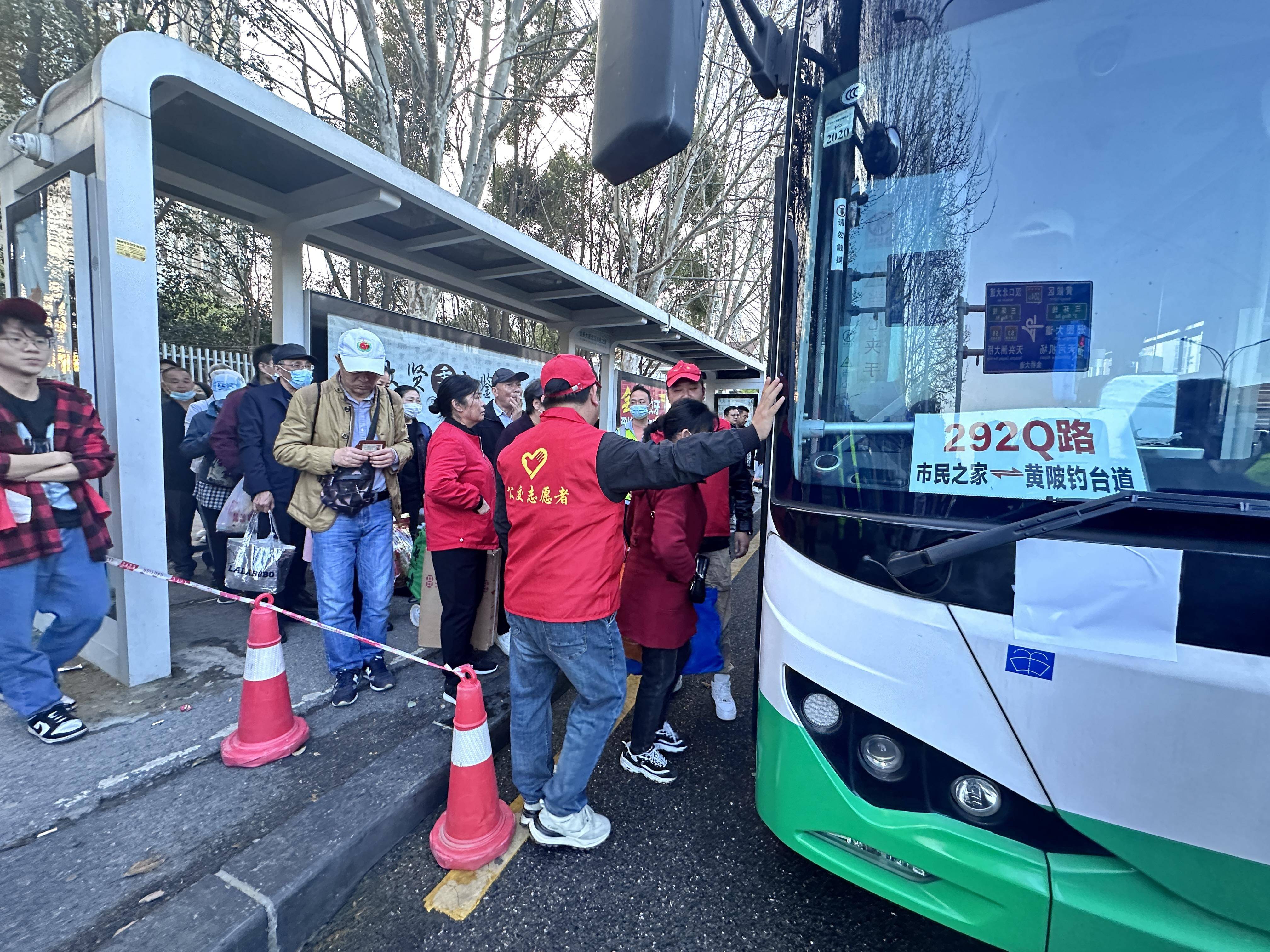武汉市民清明小长假易堵车请大家尽量选择公交出行